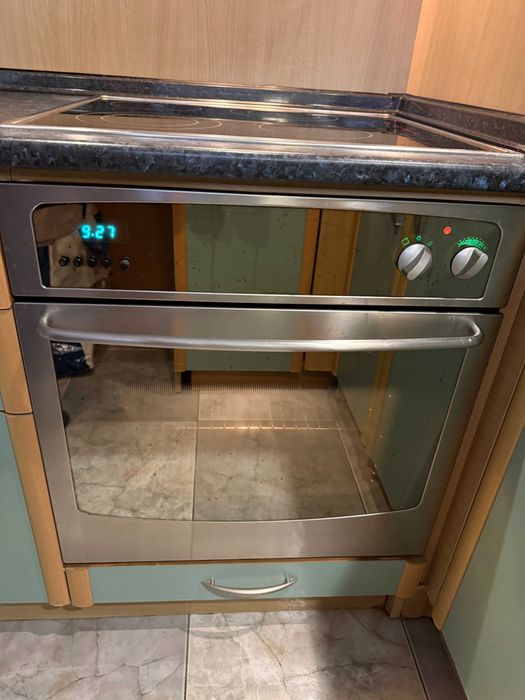 Ъглова кухна с барплод и ТВ щкаф