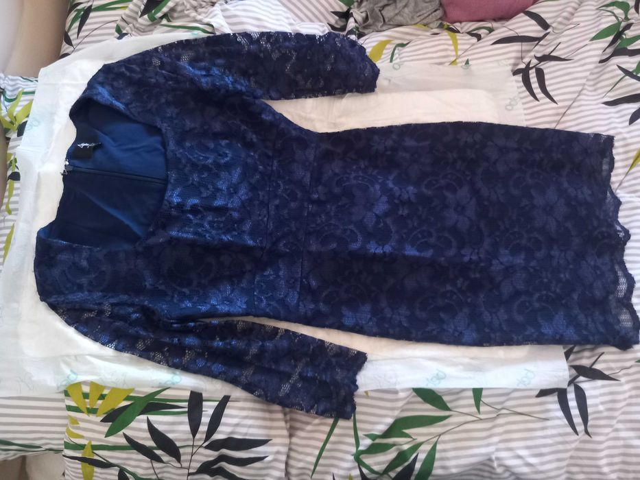 Синя дантелена рокля