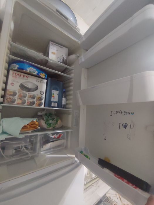 Холодильник работает