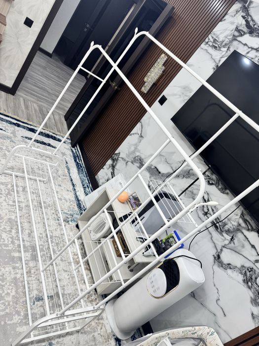 Продам дамски столик и вешалка