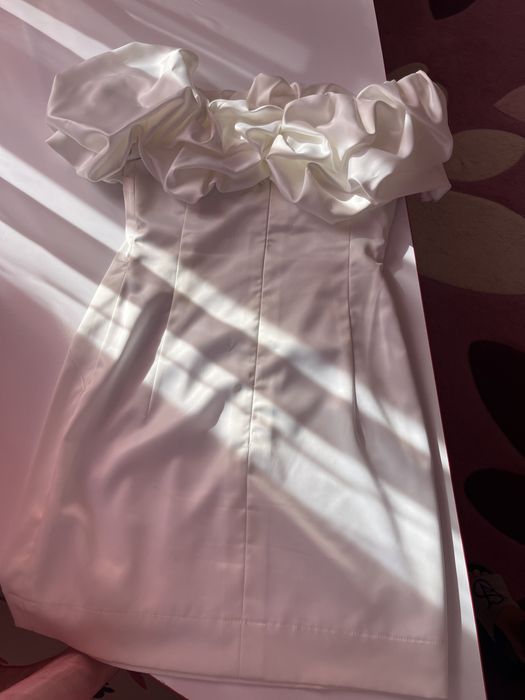 платье новое,белого цвета.