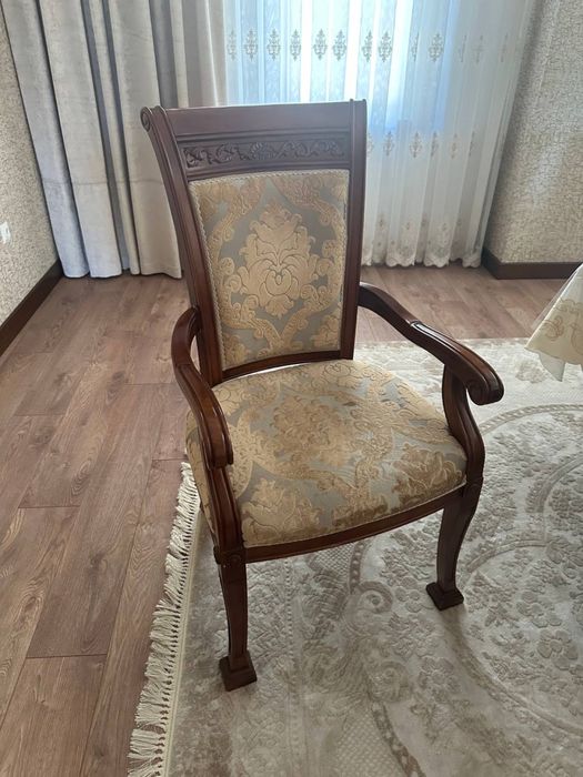 Продается стол и к нему стулья