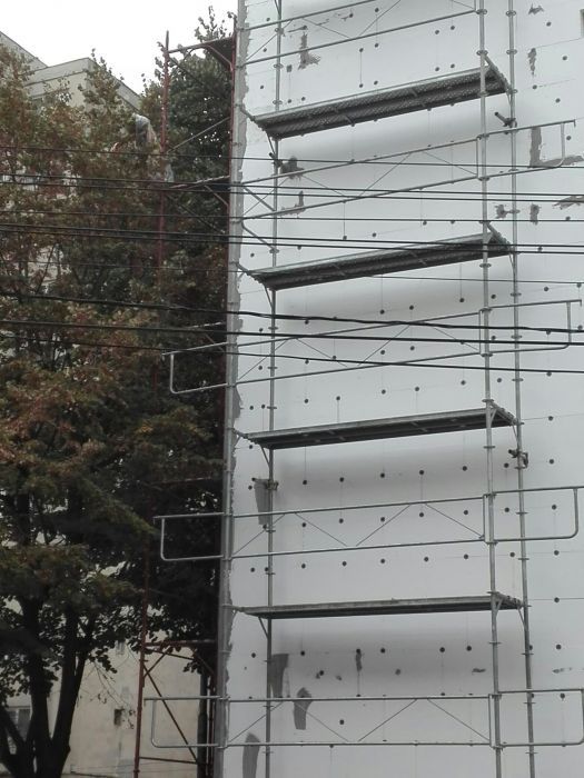 Izolati blocuri si case cu schela sau alpinisti