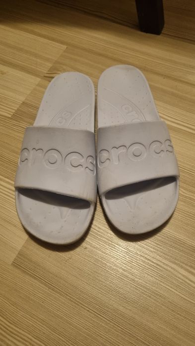 Papuci Crocs aproape noi