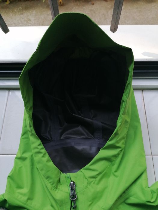 Продавам ново дамско зелено водоустойчиво яке Arc'teryx