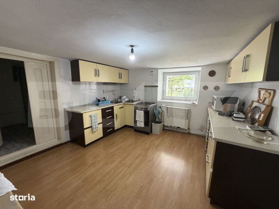 Casa de vanzare, 5 camere si un teren de 500 mp