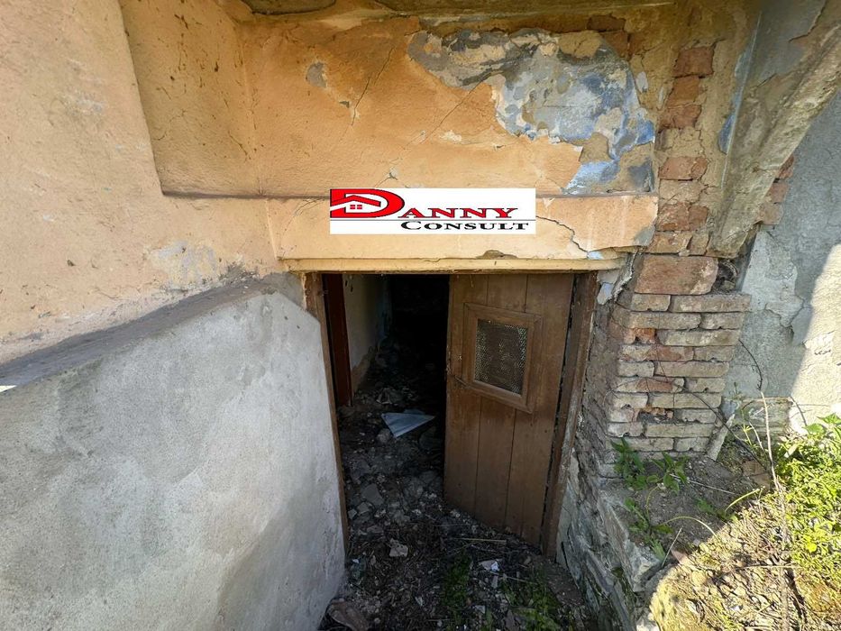 Стара къща с двор и кладенец в с. Горски Сеновец