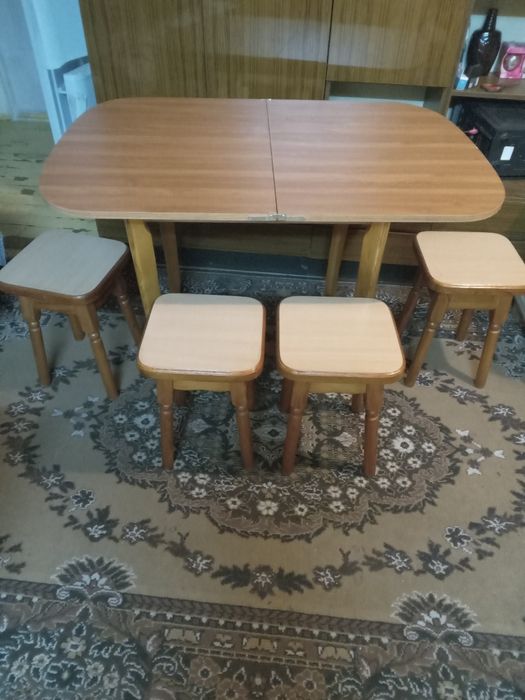 Кухонный стол с табуретами