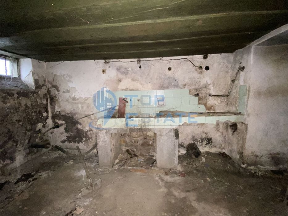 Тухлена къща с гараж в с. Драганово, област Велико Търново.