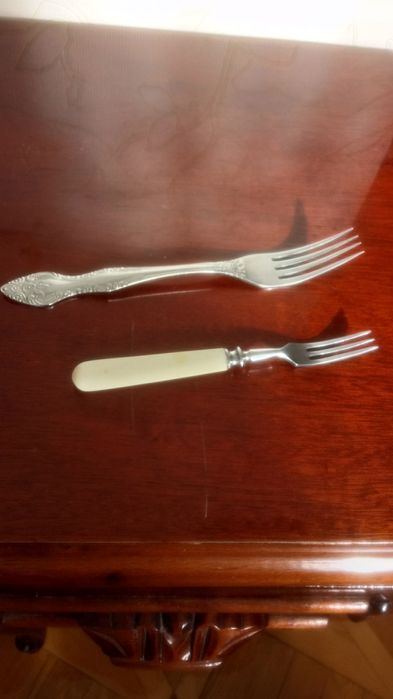 Детская вилочка с белой ручкой.