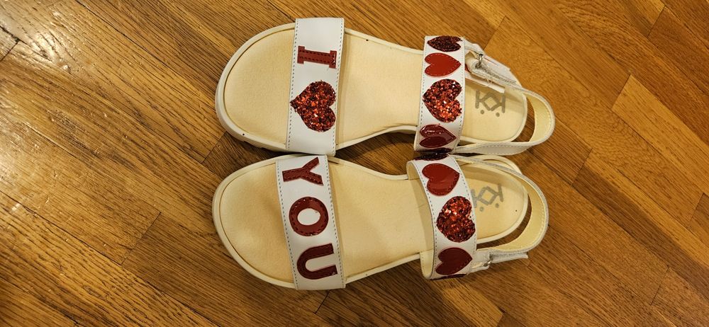 Нови сандали номер 34