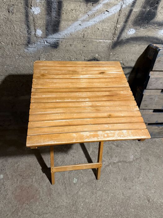 Сгъваема дървена масичка