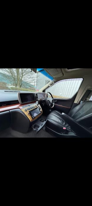 Vând său schimb Nissan elgrad