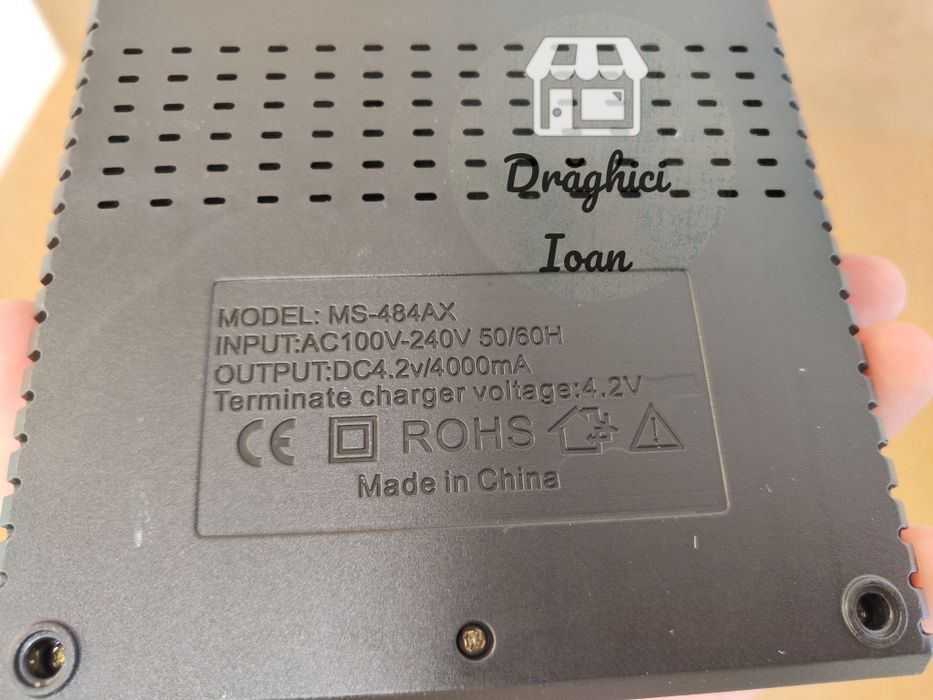 Încărcător 4 porturi acumulatori Li-Ion 3.7v