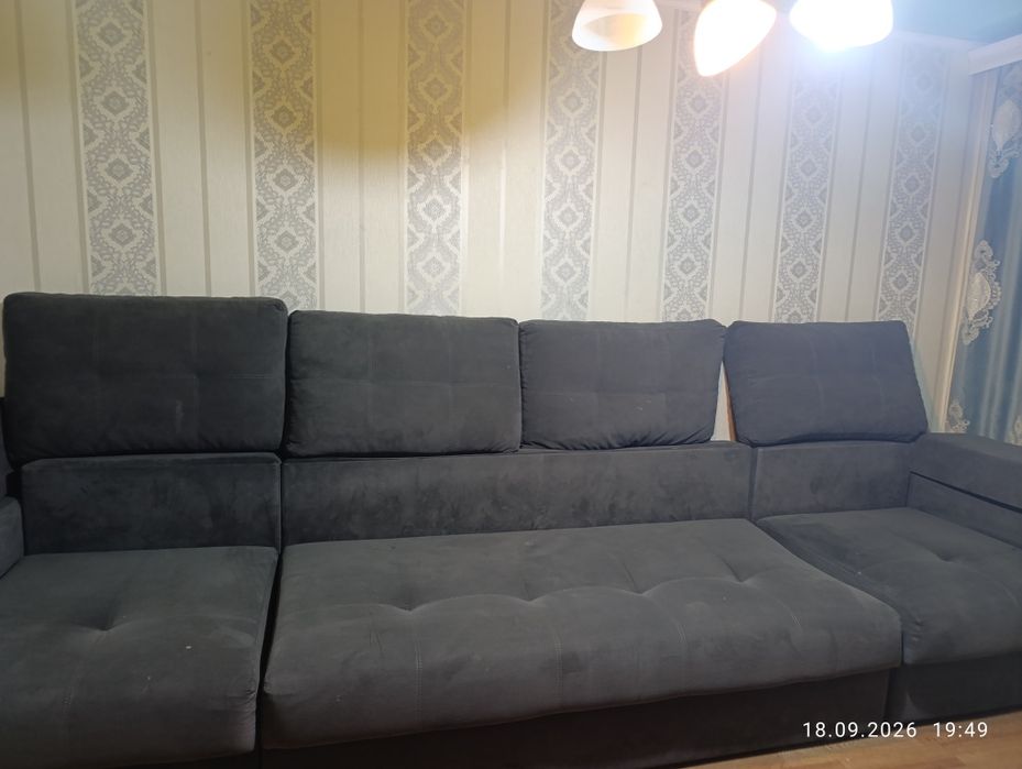 Продается большой диван.