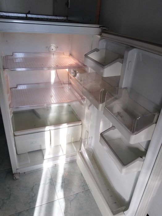 Малък хладилник за вграждане Ariston 160 литра