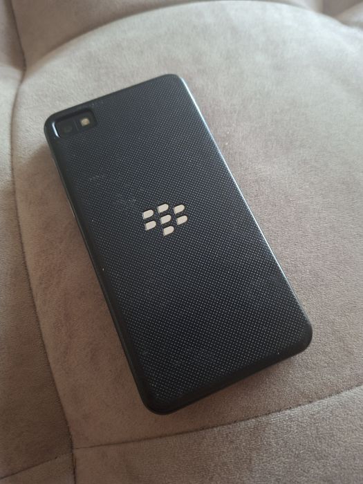 4 броя телефони Blackberry + Iphone