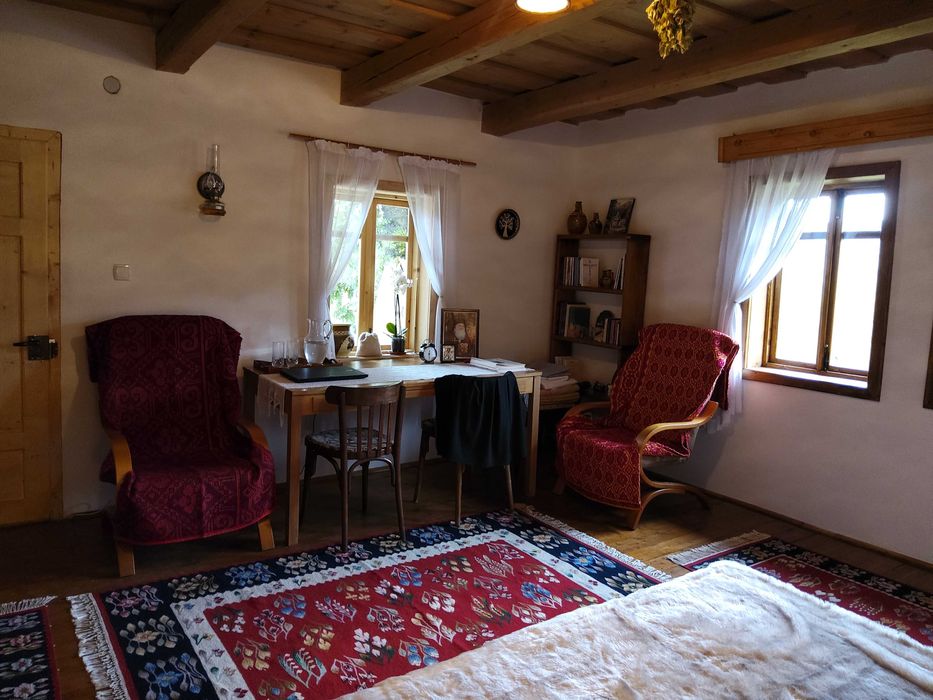 Vând casă lemn tradițională.