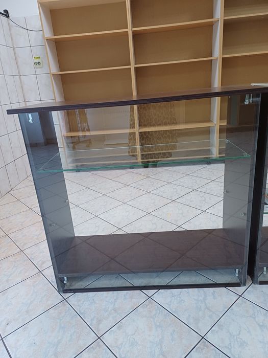 Vând vitrina  si rafturi magazin