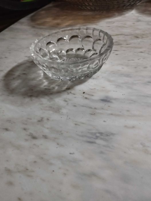 Стъклени чинии и купи