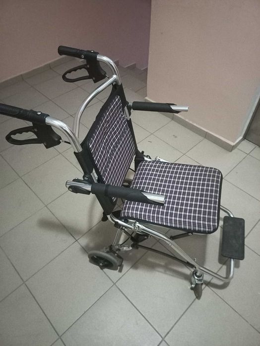 Кресло каталка удобно для прогулки легкая, полнимает до 130 кг.