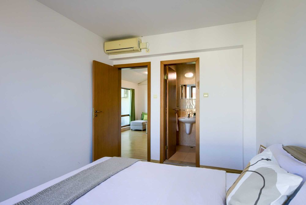 Голям тристаен с две бани до Марината, с басейн и паркинг