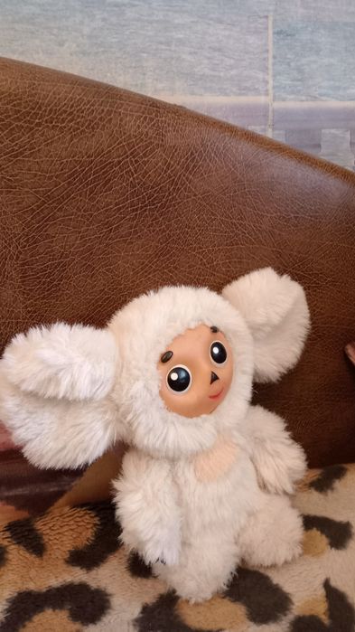 Мягкая игрушка ,,Чебурашка,, белого цвета.