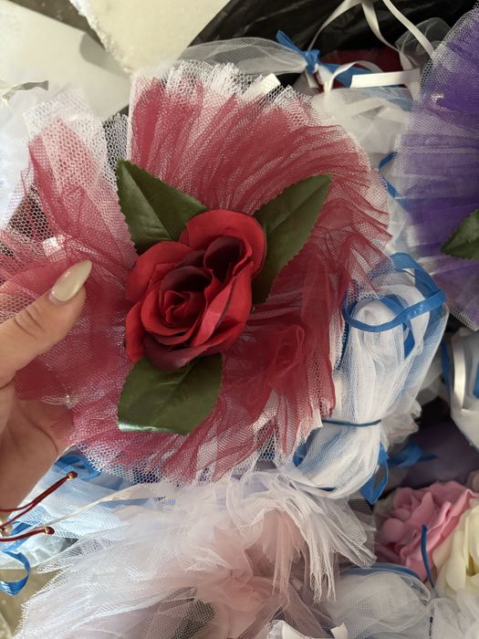 Flori de pus pe masini la nuntasi