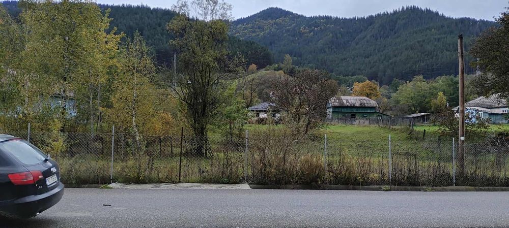 Teren de vânzare în zona montană