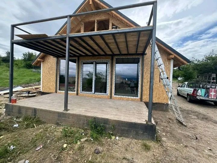 Containere modulare pe structură metalică rezistentă și invelite cu panou sandwich termoizolant,