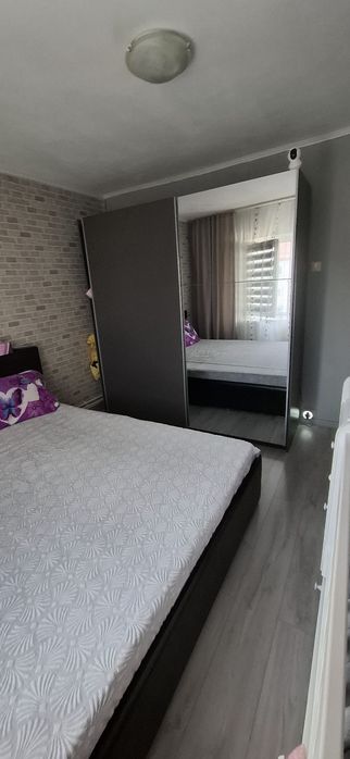 Vând apartament ..