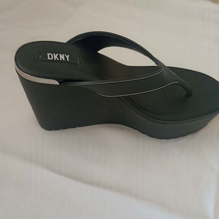 Дамски чехли DKNY на платформа №37 – нови