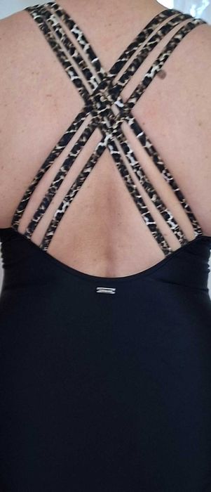 Бански костюми. Черен и бял.