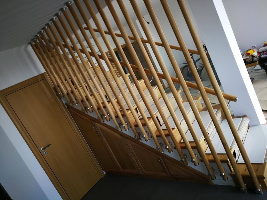 стъклен парапет в комбинация с дърво