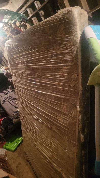 Продам кровать и две тумбы