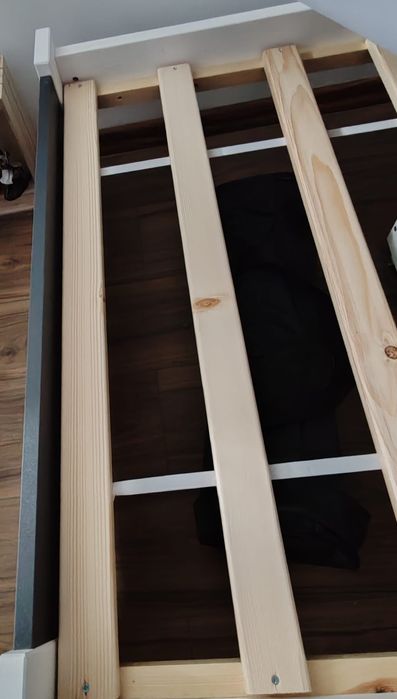 Vând pat alb cu gri închis, complet echipat, stare foarte bună.

Cumpa