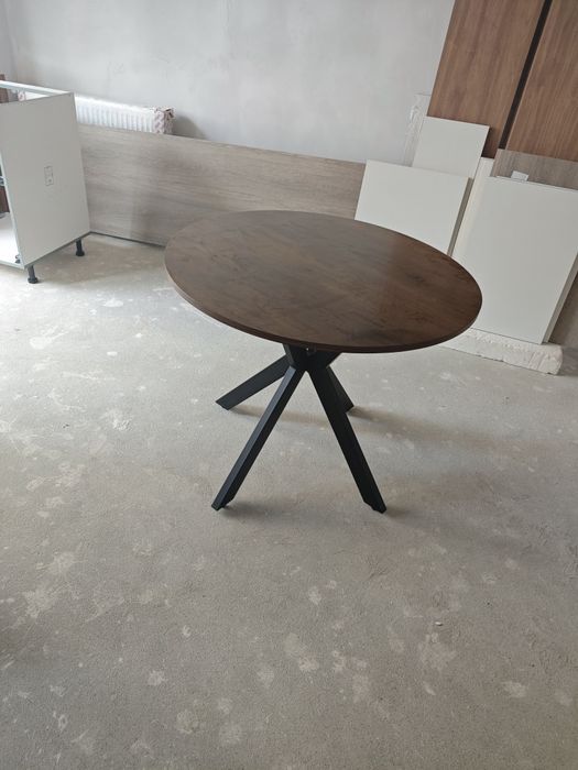 Masa rotunda nuc închis