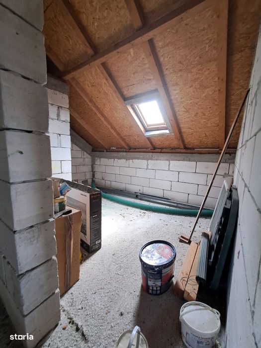 Vând casă  parter cu mansarda