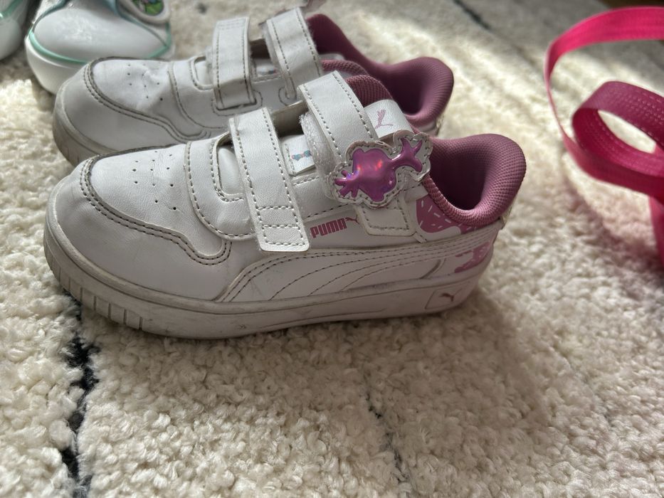 5 чифта обувки.