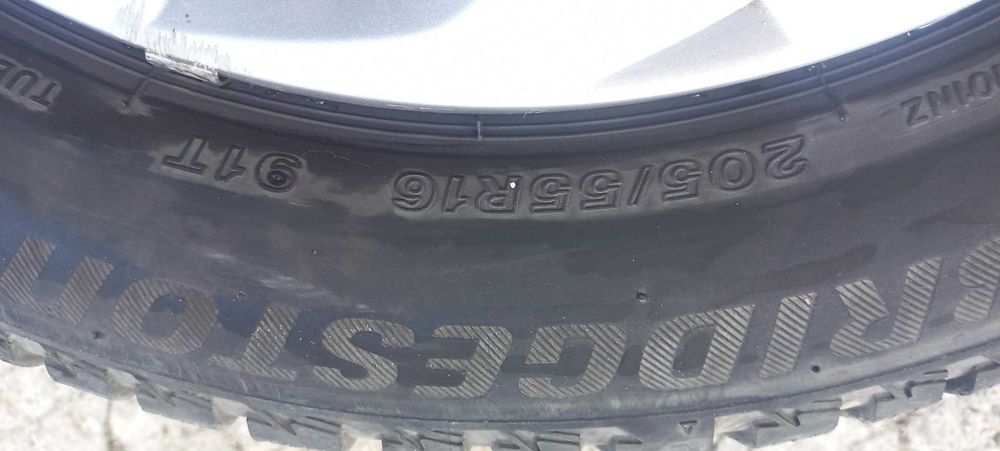 Зимни гуми Bridgestone с железни джанти и оригинални тасове за Тoyota Corolla