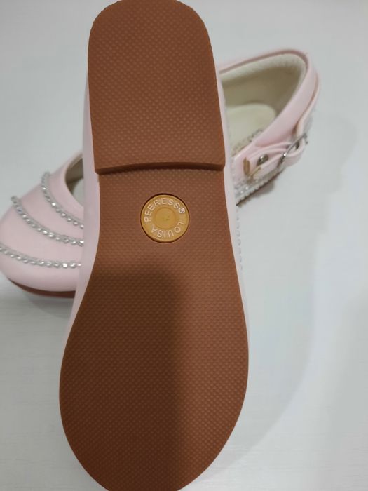 Продам туфли новые для девочек. Летние сандалии.