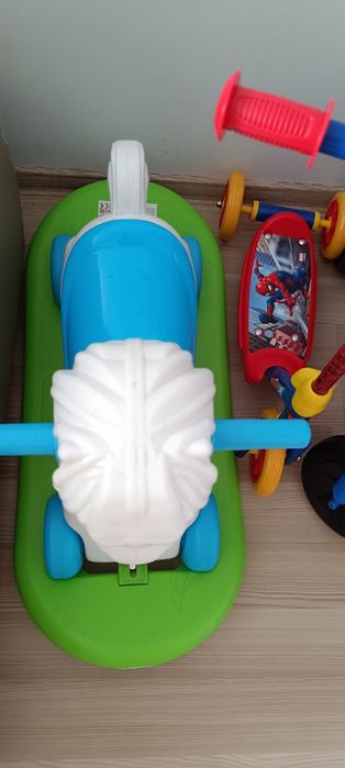 Vând căluț cu roți și balansoar