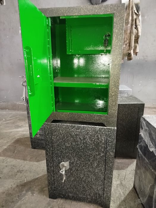 Сейф калин лисдан килинган размер 50х36х28 краска лари део