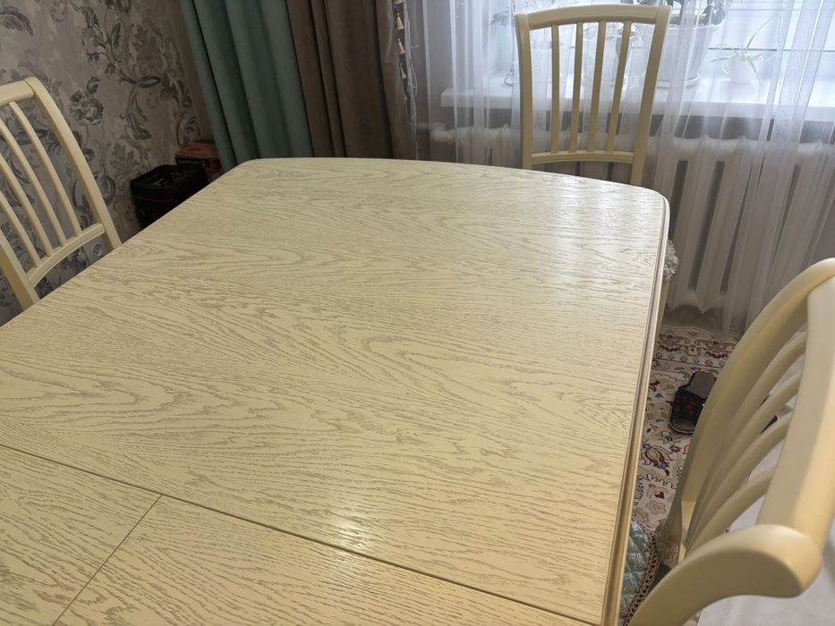 Стол для гостинной