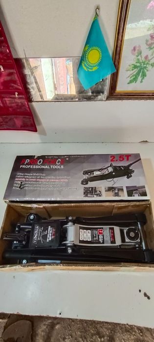 Продам домкрат подкатный.