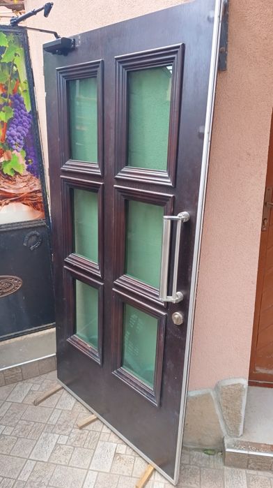 Входна врата с затварящ механизъм !