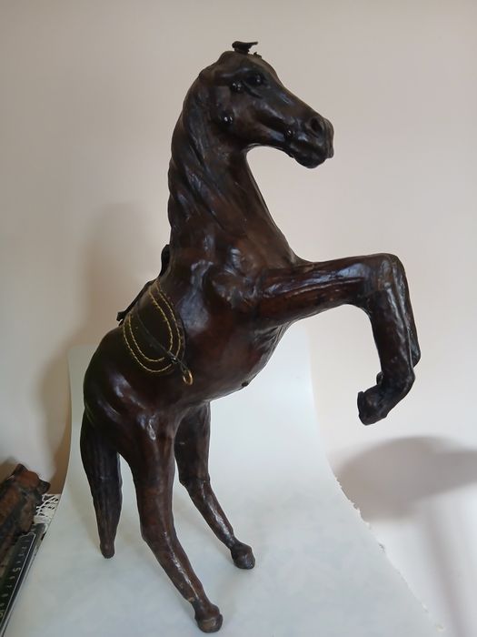 Cal anvelopat in piele,vintage.