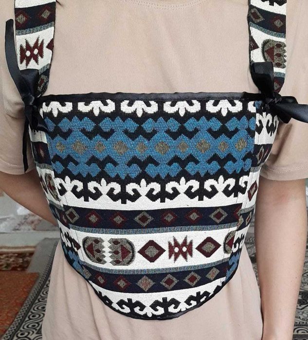 Этно-штрихи на роскошном корсете