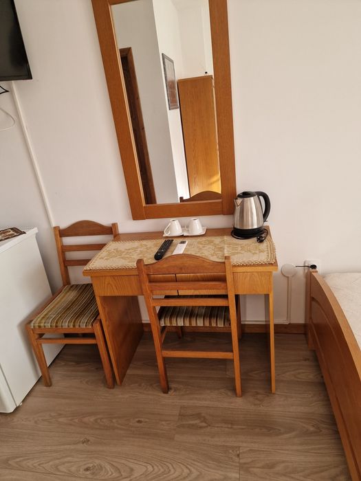 Продавам 2 легла 120/ 200 спалня , бюро , 2бр нощни шкафчета , матрак