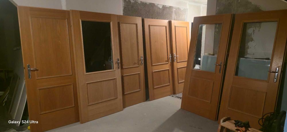 Vând 11 uși de interior din lemn, fără tocuri, stare bună.
